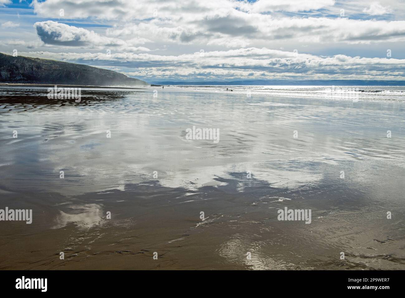 Dunraven Bay mit wunderschönen Wolkenreflexionen über den Sand an der Glamorgan Heritage Coast im März. Stockfoto