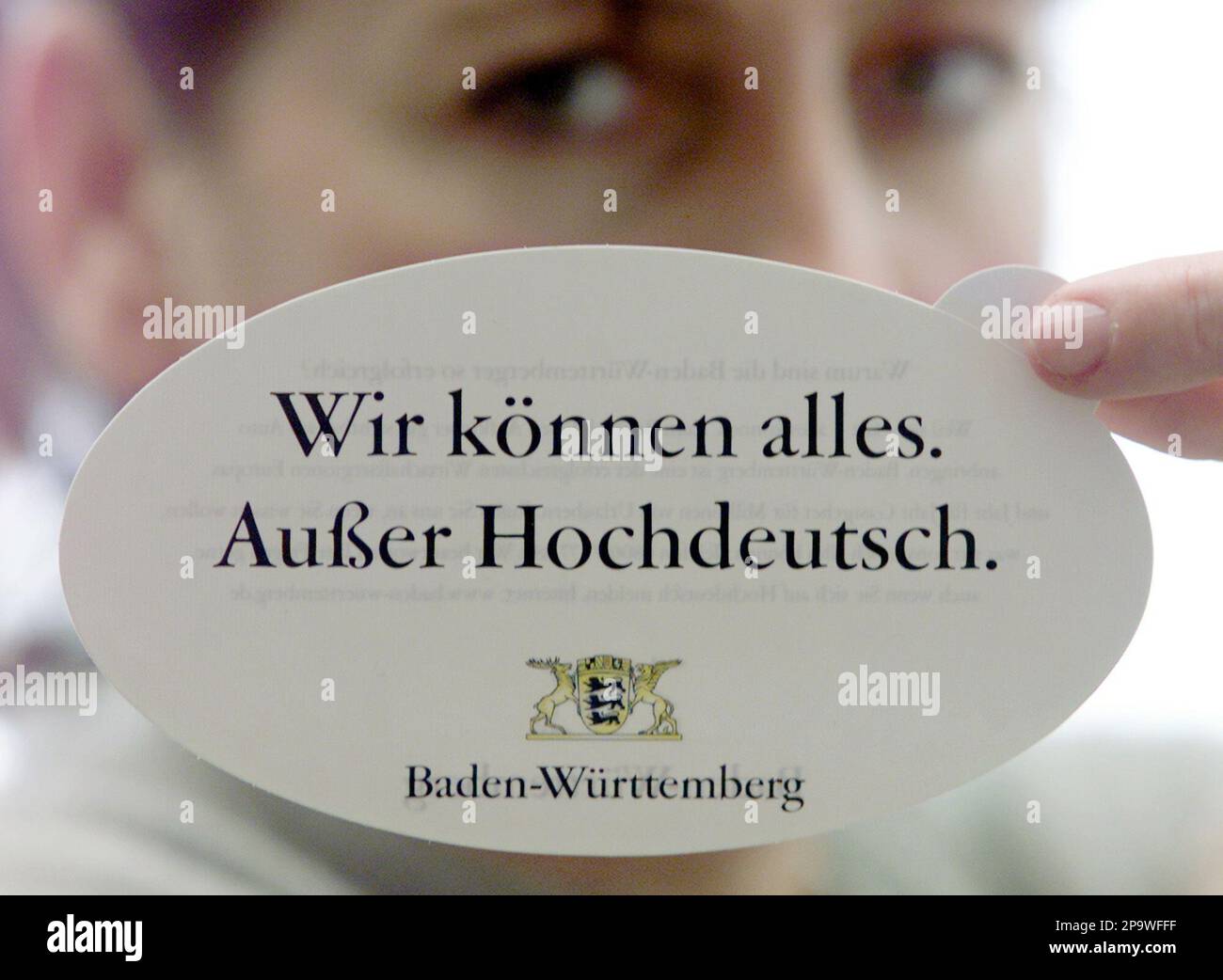 ** ARCHIV ** Einen Aufkleber mit dem offiziellen Slogan der