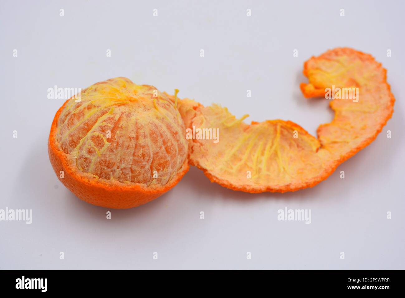 Frische Früchte, orangefarbene Mandarine mit dünner Haut auf weißem Hintergrund. Gesundes, gesundes Essen, gesunder Lebensstil, Vitamintag. Stockfoto