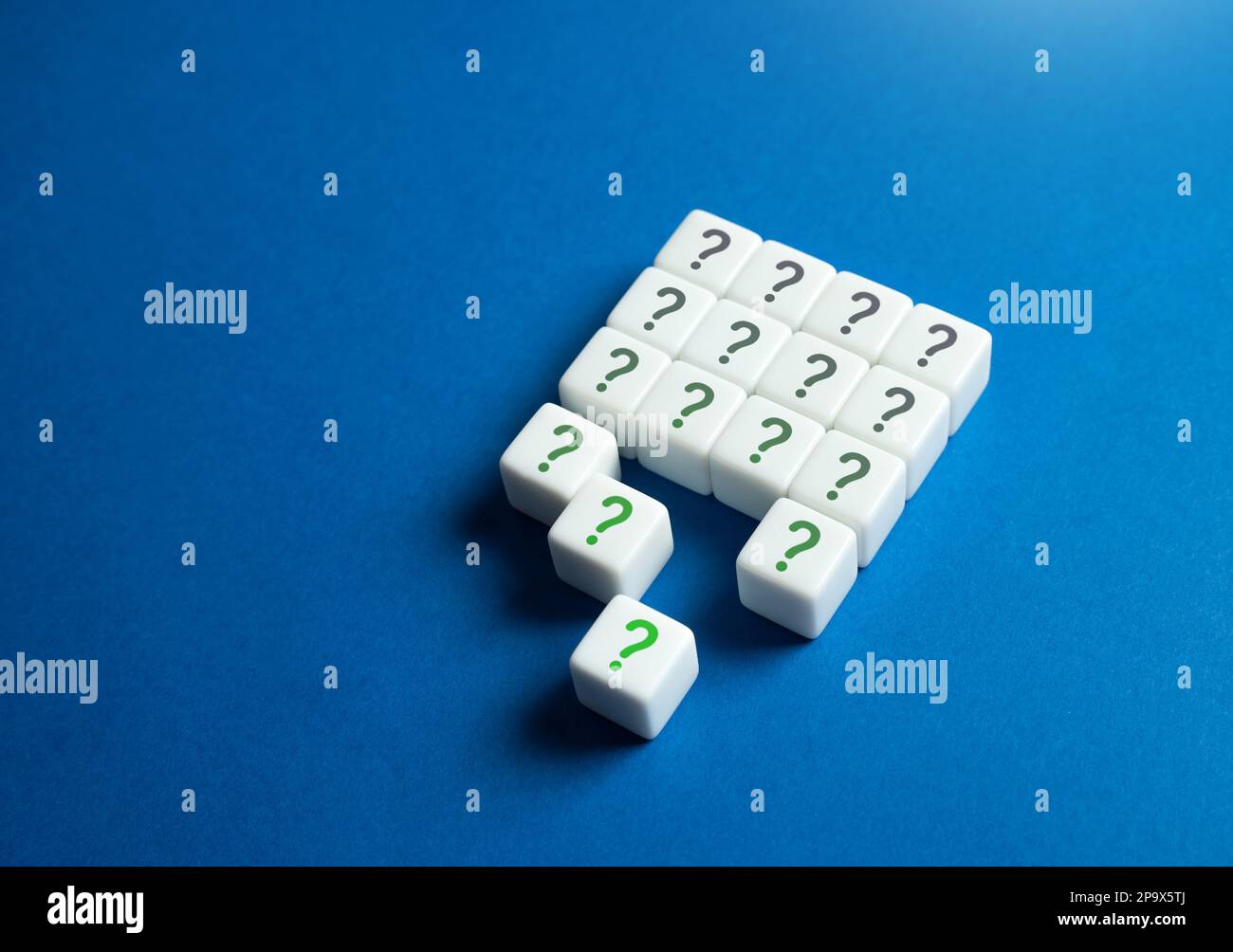 Die Geheimnisse aufdecken. Denken und Denken. Bildung und Datenanalyse. Studie und Introspektion. Probleme von der Tagesordnung streichen. Problemlösung Stockfoto