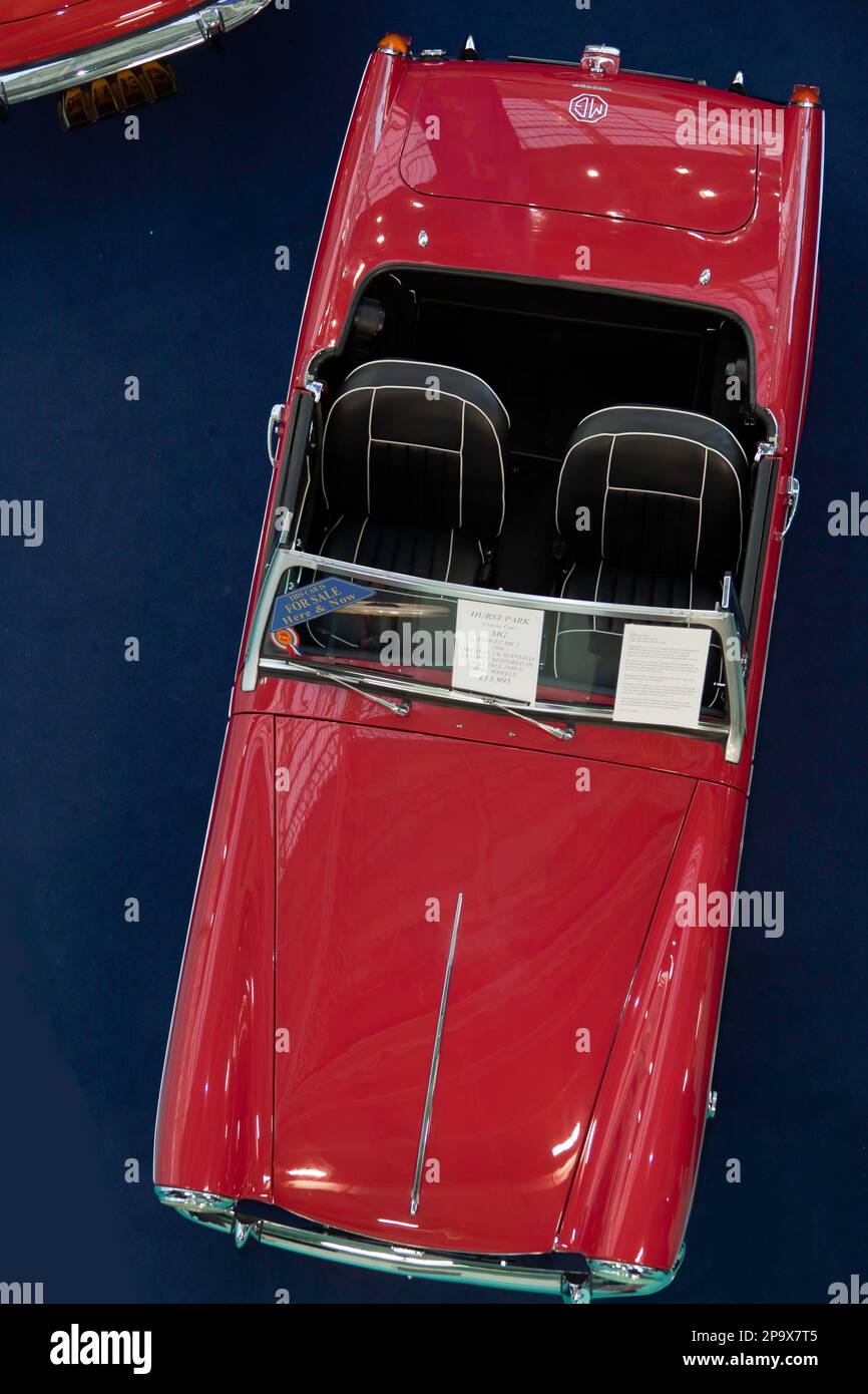 Luftaufnahme eines 1966, MG Midget MkII, im Angebot am Stand des Hurst Park, auf der London Classic Car Show 2023 Stockfoto