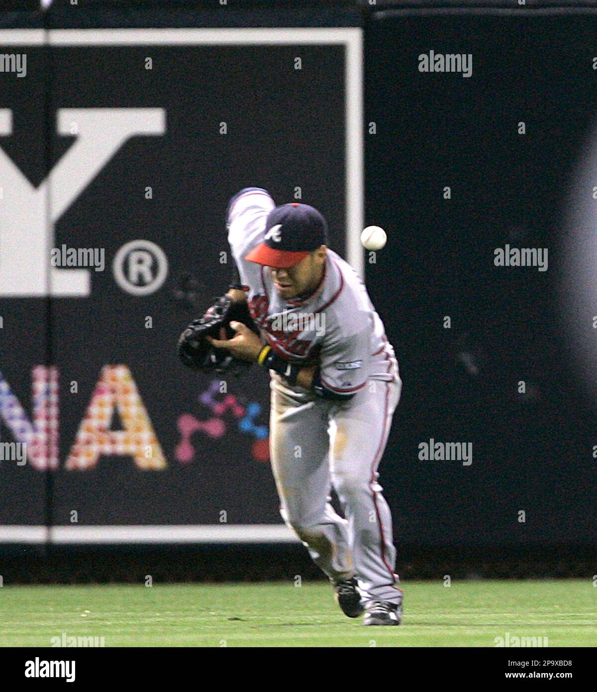 Atlanta Braves left fielder Gregor Blanco misplays a bouncing single by San Diego Padres' Jody Gerut for a two base error that allowed an extra run to score in the sixth inning of their baseball game Friday, July 11, 2008, in San Diego. Blanco was charged with an error. (AP Photo/Lenny Ignelzi) Stockfoto