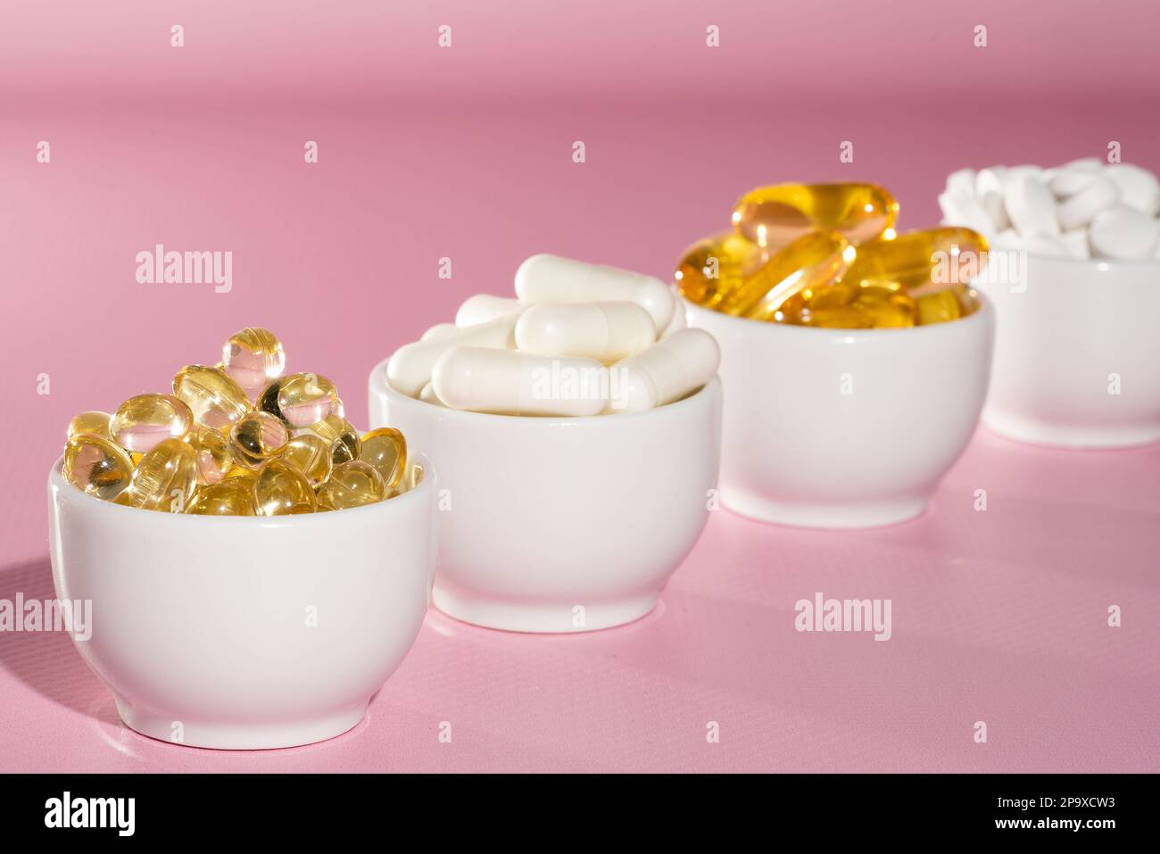 Vitamin D, Omega 3, Omega 6, Nahrungsergänzungsöl Fischöl, Vitamin A, Vitamin E, Leinsamenöl. Stockfoto