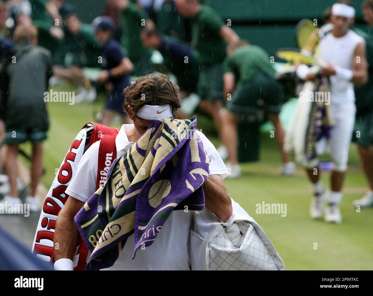 Switzerland's Roger Federer walks from the court during a rain break in his match against Spain's Rafael Nadal during the men's singles final on the Centre Court at Wimbledon, Sunday, July 6, 2008. (AP Photo/Lewis Whyld,pool) Stockfoto
