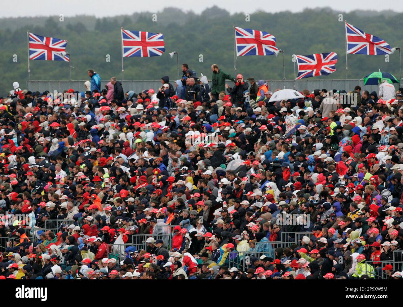 British flags fly over the fans watch the Silverstone Formula One Grand Prix, in Silverstone, England, Sunday July 6, 2008. McLaren Formula One driver Lewis Hamilton of Britain won the race. (AP Photo/Lefteris Pitarakis) Stockfoto