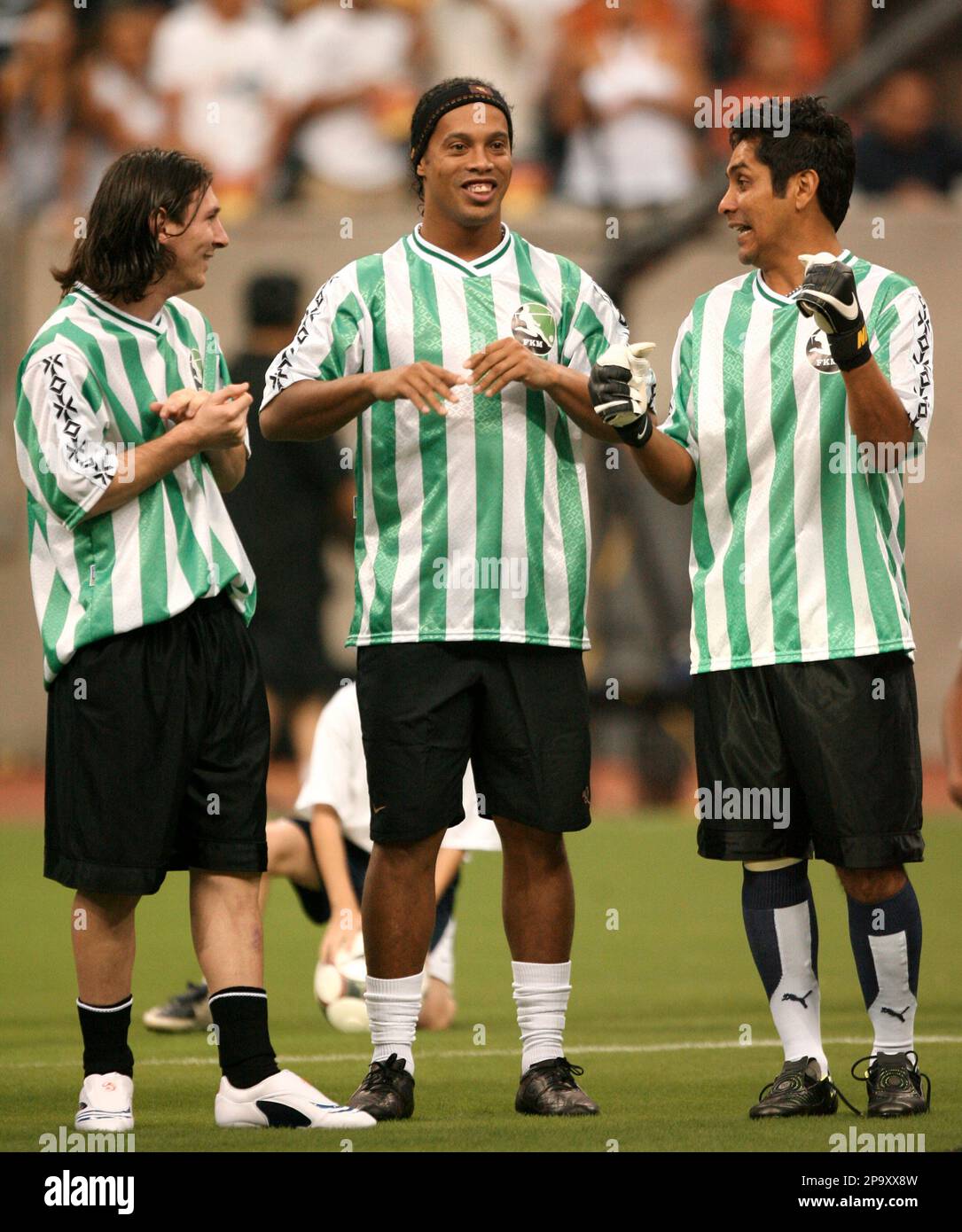 from left to right, Lionel Messi, of Argentina, Ronaldinho, of Brazil, and Jorge Campos of Mexico, appear during introductions at the Free Kick Masters competition Saturday, July 5, 2008, in Houston. (AP Photo/Bob Levey) Stockfoto