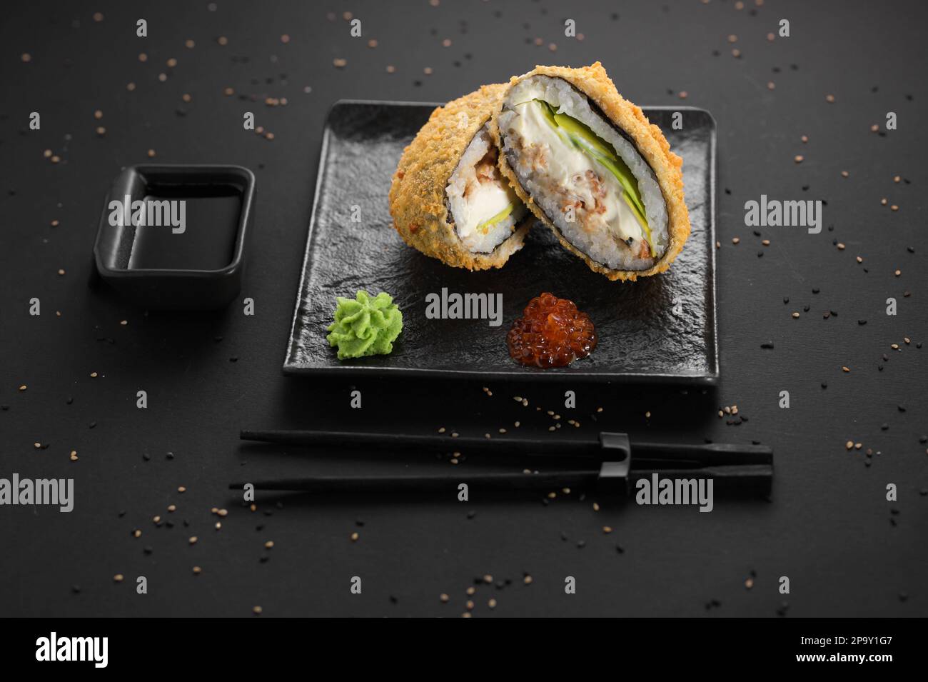 Gebratener, heißer Reisburger. Asiatisches Küchenkonzept. Japanischer Sushi-Burger Stockfoto