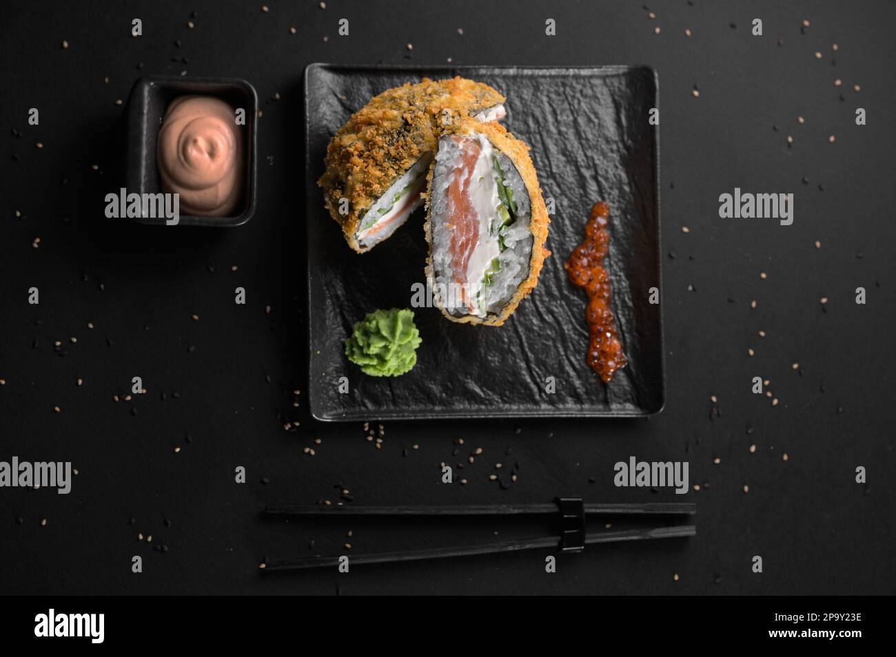 Gebratener, heißer Reisburger. Asiatisches Küchenkonzept. Japanischer Sushi-Burger Stockfoto