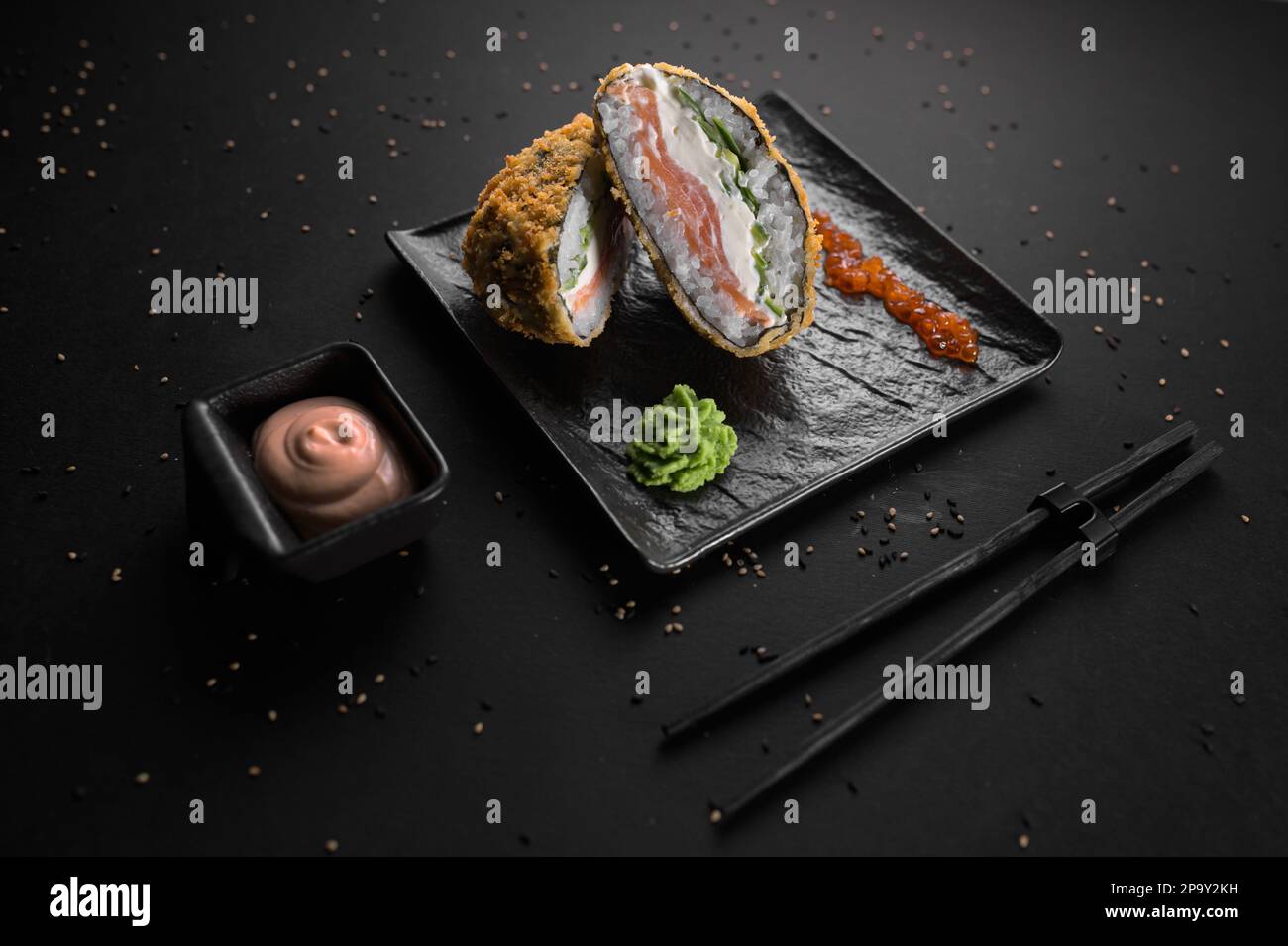 Gebratener, heißer Reisburger. Asiatisches Küchenkonzept. Japanischer Sushi-Burger Stockfoto