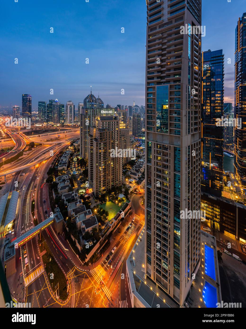 Die Hochhaus-Wolkenkratzer der Dubai Marina wurden kurz vor der Nacht in Dubai, Vereinigte Arabische Emirate, aufgenommen Stockfoto