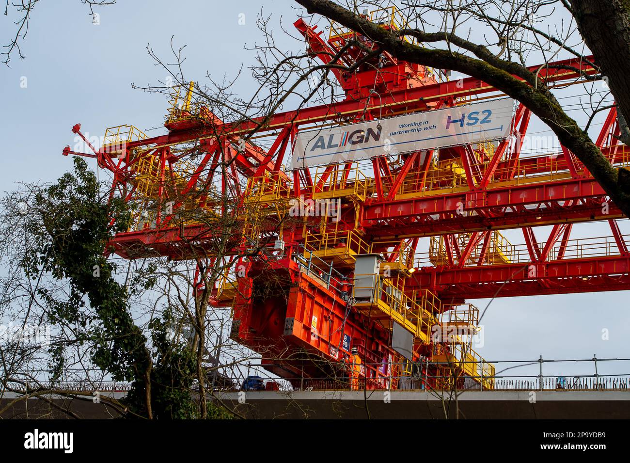 Denham, Buckinghamshire, Großbritannien. 11. März 2023. Der HS2 High Speed Rail 2 Colne Valley Viadukt wird in Denham gebaut. Das Viadukt überquert jetzt die A412 London Oribtal Road. Dominque, ein riesiger, 160m m langer, orangefarbener Trägerbalken mit 700 Tonnen Gewicht, windet die Segmente von Dielen aus vorgegossenem Beton auf 56 Pier-Segmente. Die „Birmingham to Crewe“-Phase von HS2 wurde aufgrund der steigenden Kosten für zwei Jahre zurückgestellt. Kredit: Maureen McLean/Alamy Live News Stockfoto