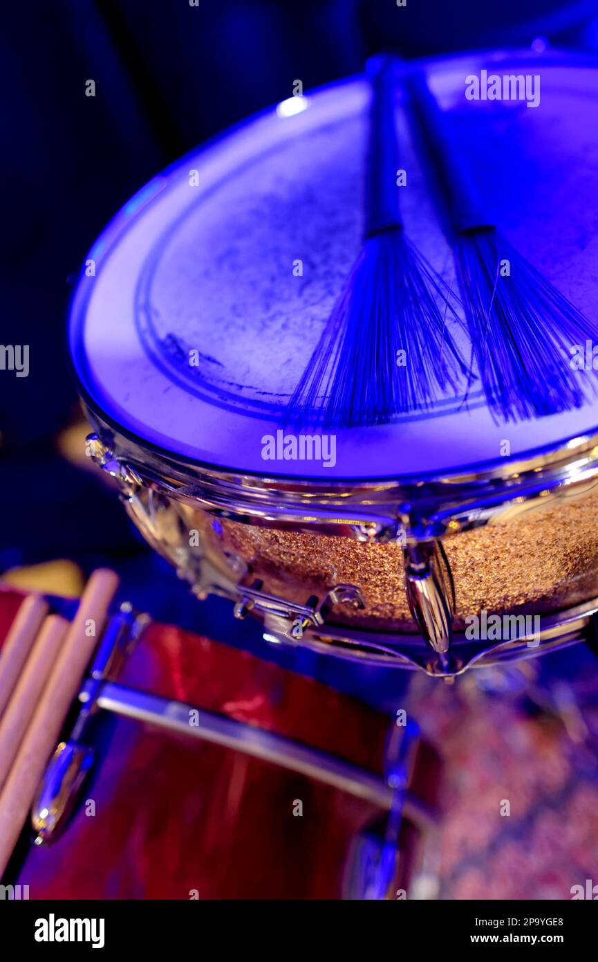 Nahaufnahme der Trommel mit Bürsten unter Bühnenbeleuchtung Stockfoto