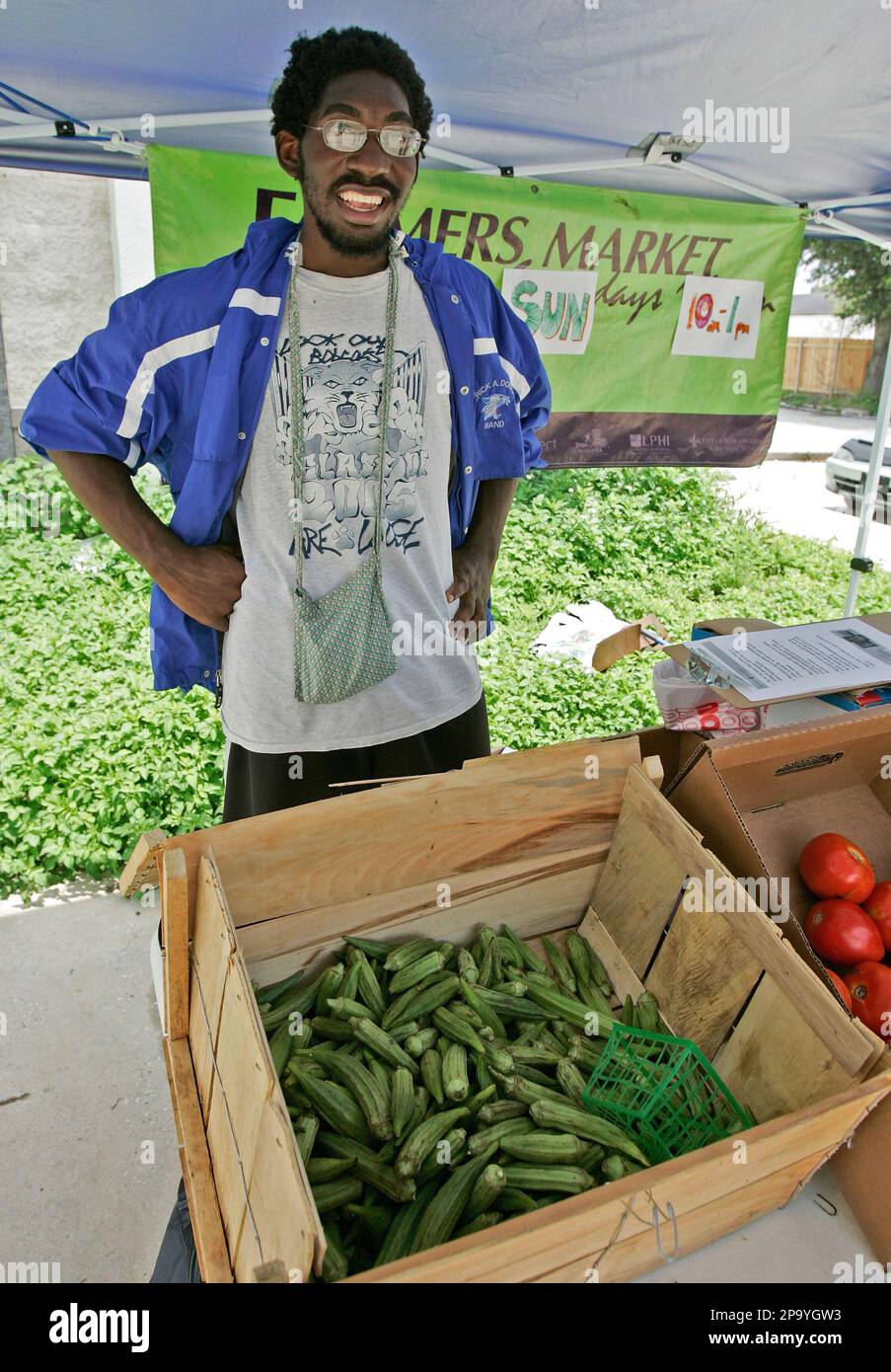 ** FOR RELEASE SUNDAY, JUNE 29 ** Chris Benton waits for a customer at a farmers market in the Lower 9th Ward Sunday, June 22, 2008, in New Orleans. Benton is a student at the University of New Orleans and volunteers on the weekends at the market. Temporary farm markets deployed in parts of New Orleans recovering from Hurricane Katrina have given residents access to fresh fruit, vegetables, meat and seafood. (AP Photo/Bill Haber) Stockfoto