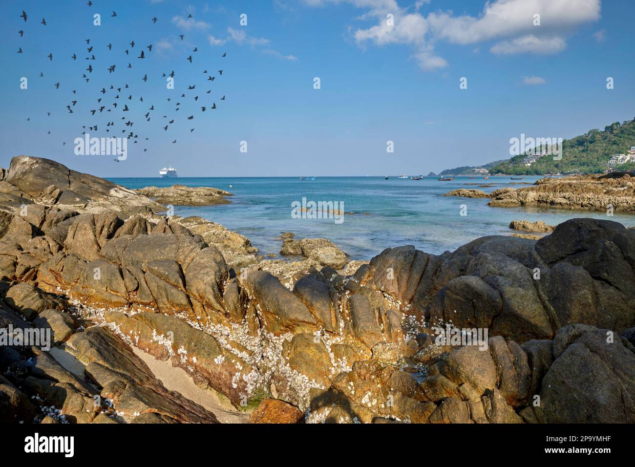 Die felsenübersäte Küste in Kalim Bay (Kalim Beach), am nördlichen Ende von Patong, in Phuket, Thailand Stockfoto