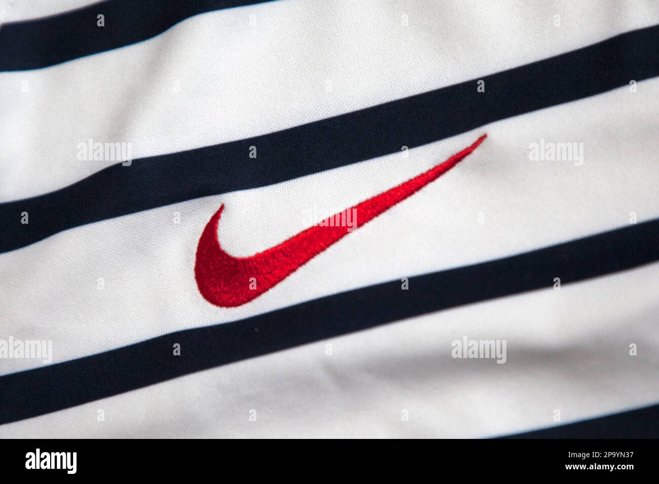 Nike Swoosh auf einem französischen Fußballtrikot im „bretonischen Stil“ Stockfoto