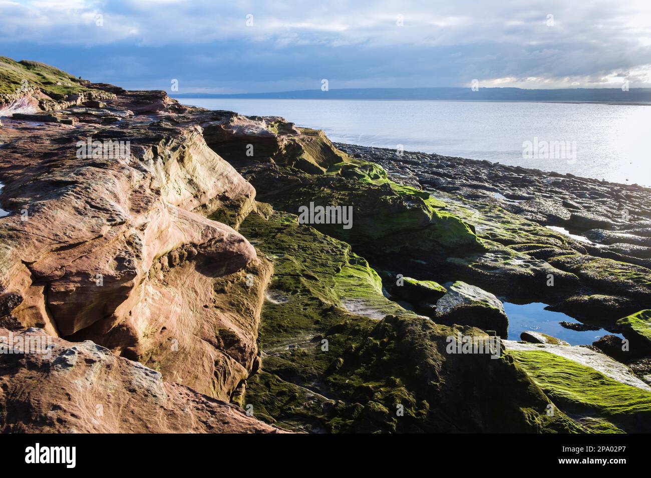 Verwitterter Sandstein an der felsigen Westküste der Insel Hilbre in Dee Estuary bei Ebbe. West Kirby, Wirral Peninsula, Merseyside, England, Großbritannien, Großbritannien Stockfoto