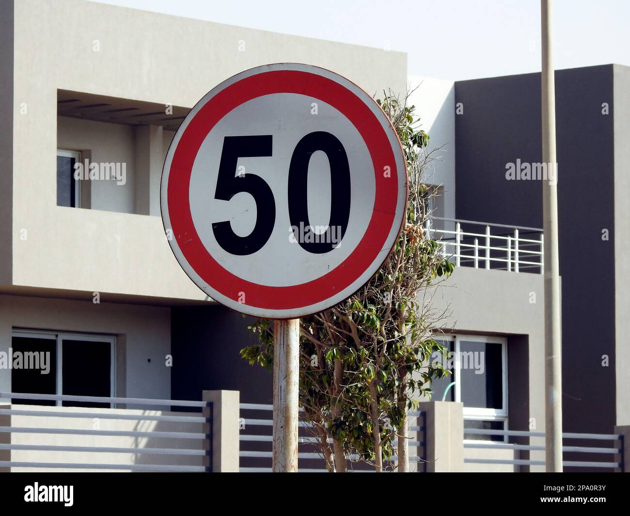 Ein Verkehrszeichen in Ägypten, das Fahrer mit einer Geschwindigkeit von 50 km/h warnt, ist die Höchstgeschwindigkeit, eine Geschwindigkeit von mehr als 50 KM ist nicht zulässig Stockfoto