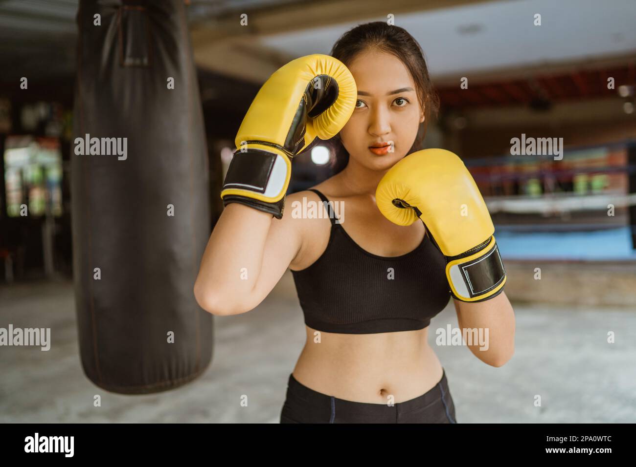 Eine Boxerin mit den Boxbewegungen im Boxstudio Stockfoto
