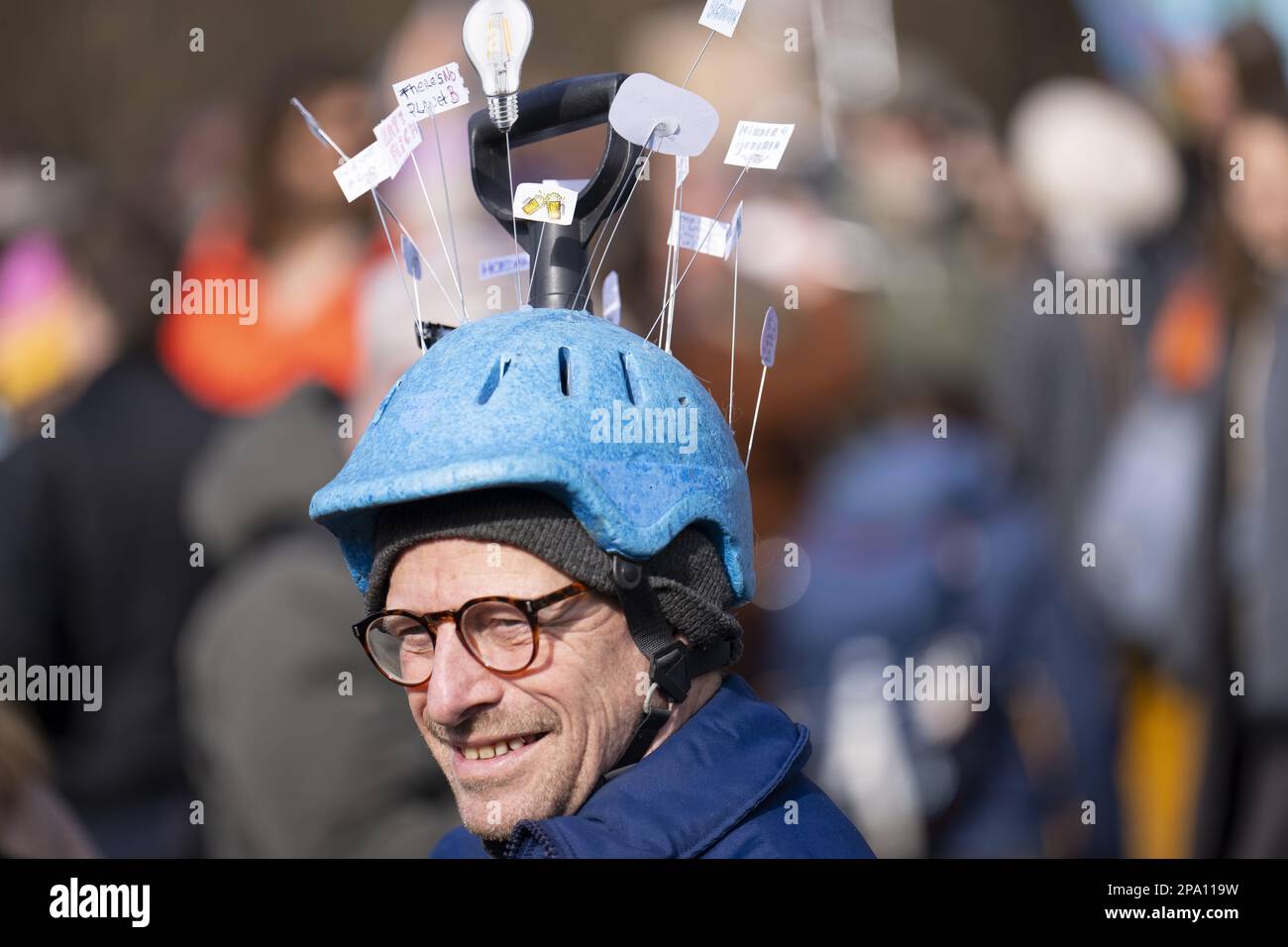 DEN HAAG - ein Klimaaktivist des Aussterbens Rebellion (XR) am Eingang des Tunnels der A12 Jahre. Mehr als dreitausend Menschen haben die Autobahn A12 blockiert, so Extinction Rebellion (XR). ANP PHIL NIJHUIS netherlands Out - belgien Out Credit: ANP/Alamy Live News Stockfoto