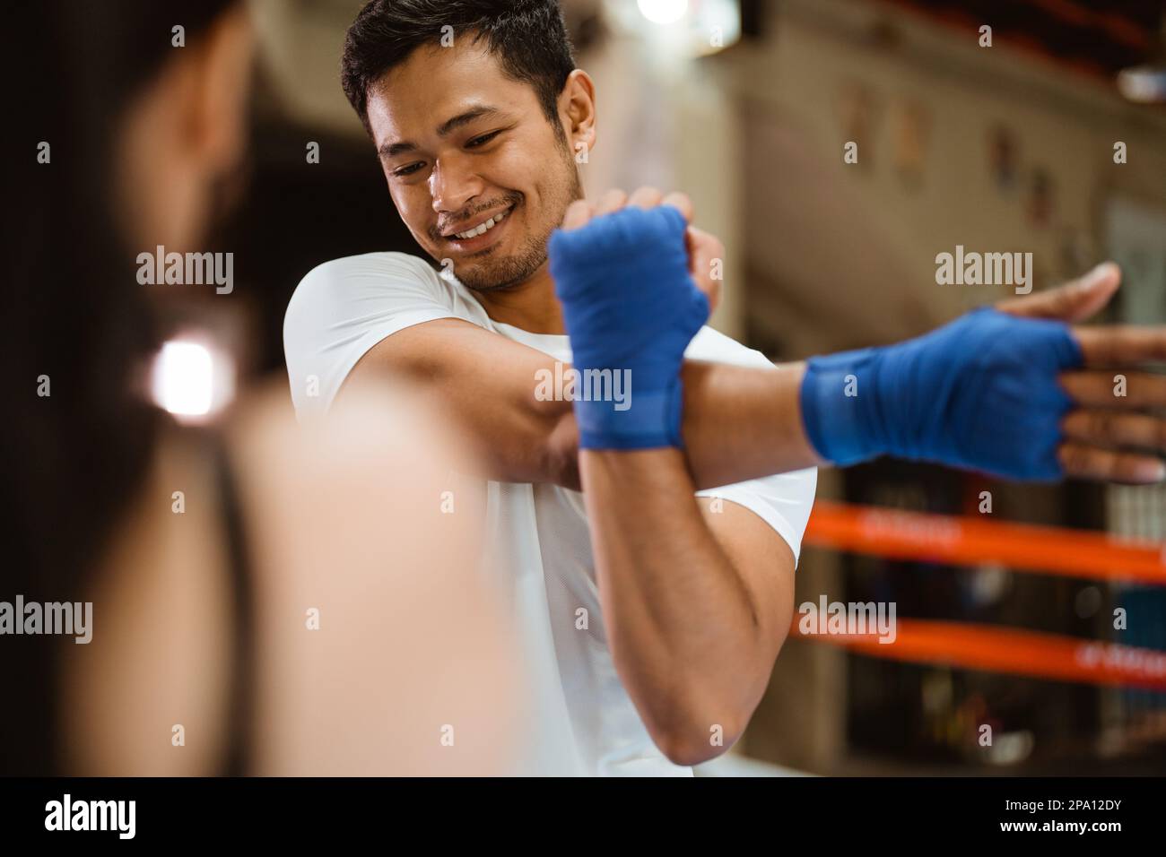 Weiblicher Boxer und männlicher Boxer im Stretching Stockfoto