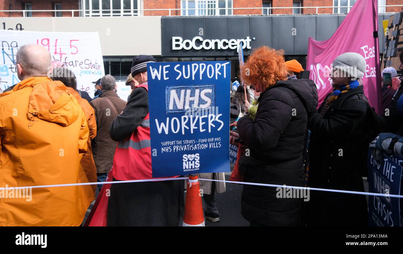 Tottenham Court Road, London, Großbritannien. 11. März 2023 ein marsch und eine Kundgebung in London für den NHS. Kredit: Matthew Chattle/Alamy Live News Stockfoto