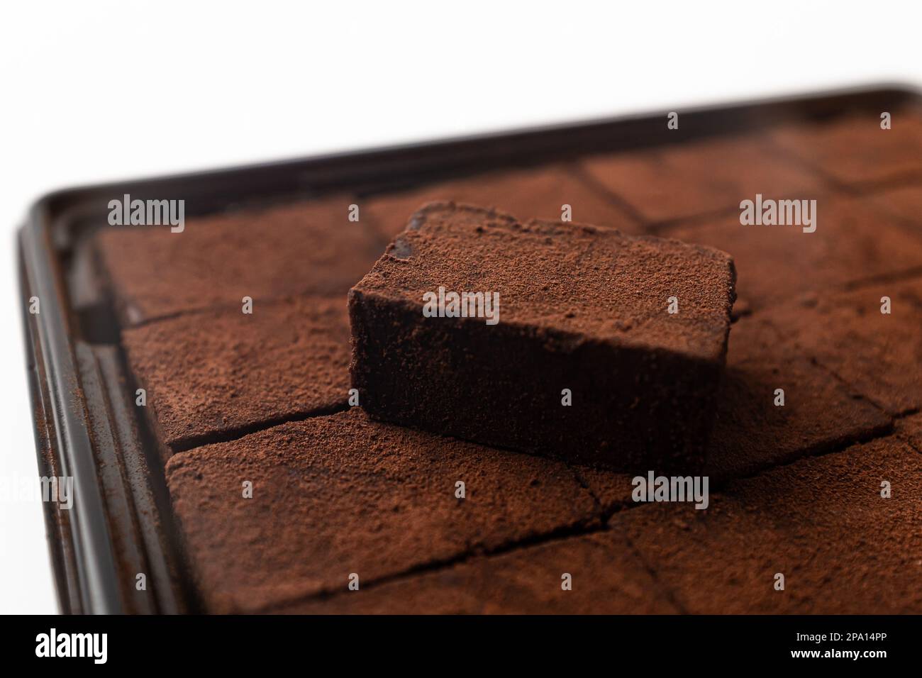 Pavé-Schokolade auf weißem Hintergrund Stockfoto