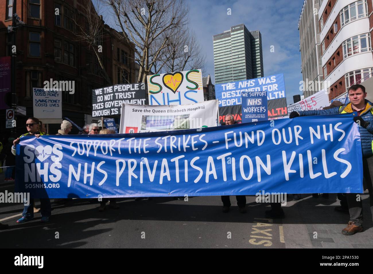 Tottenham Court Road, London, Großbritannien. 11. März 2023 ein marsch und eine Kundgebung in London für den NHS. Kredit: Matthew Chattle/Alamy Live News Stockfoto