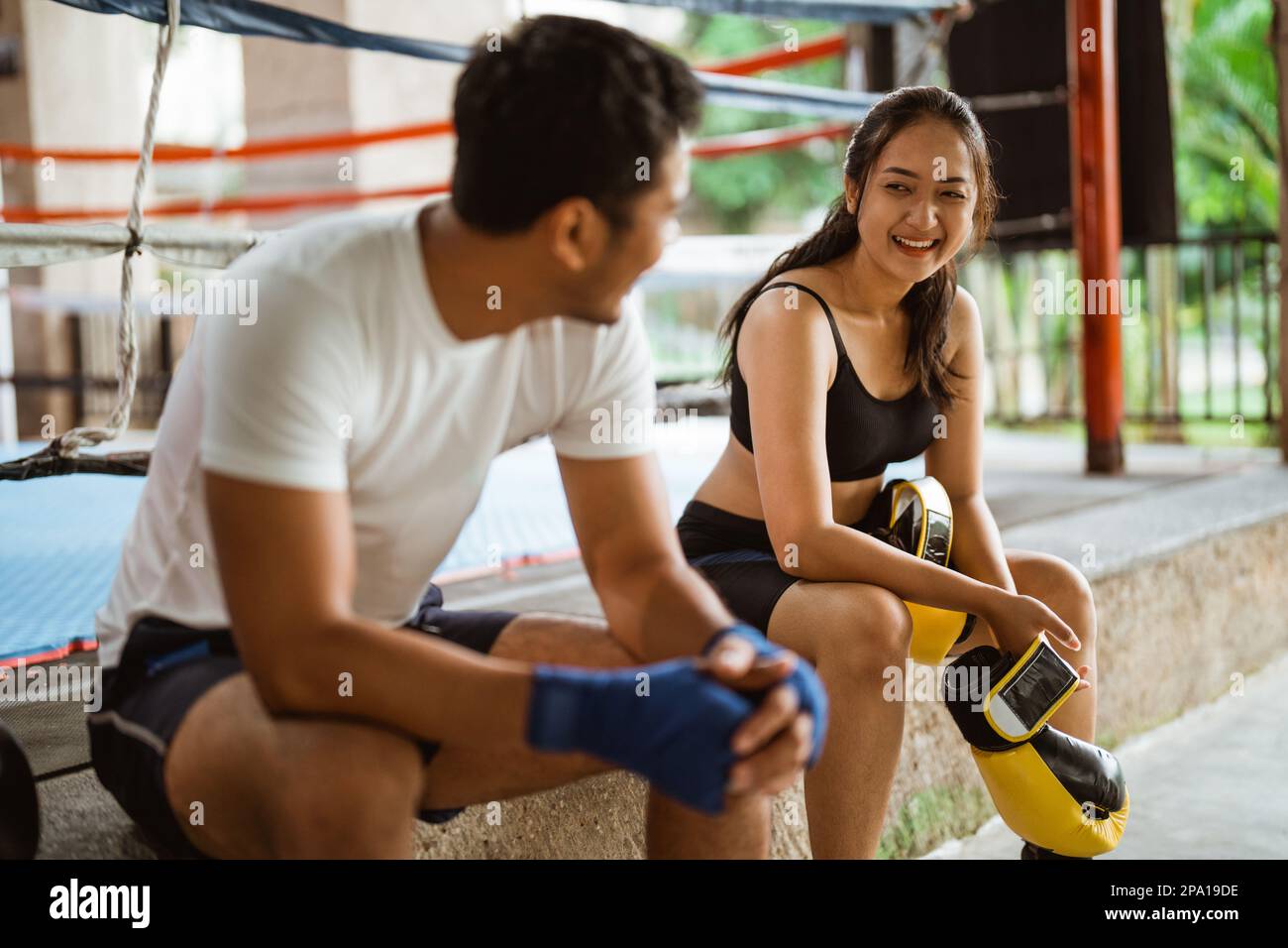 Ein weiblicher Boxer und der männliche Boxer sitzen und lachen zusammen Stockfoto