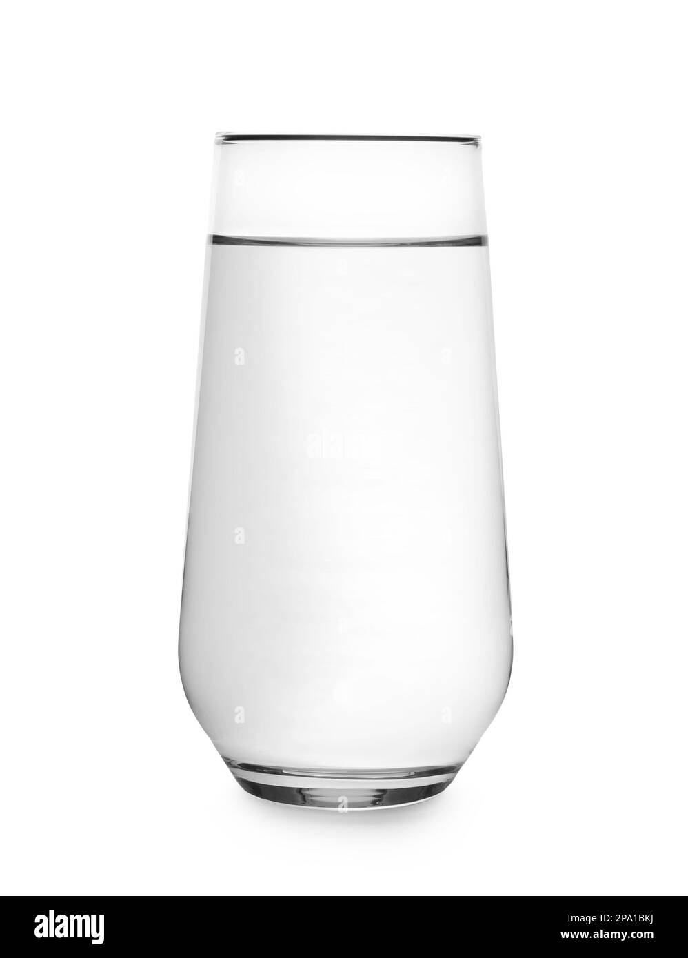 Ein Glas Wasser auf weißem Hintergrund Stockfoto