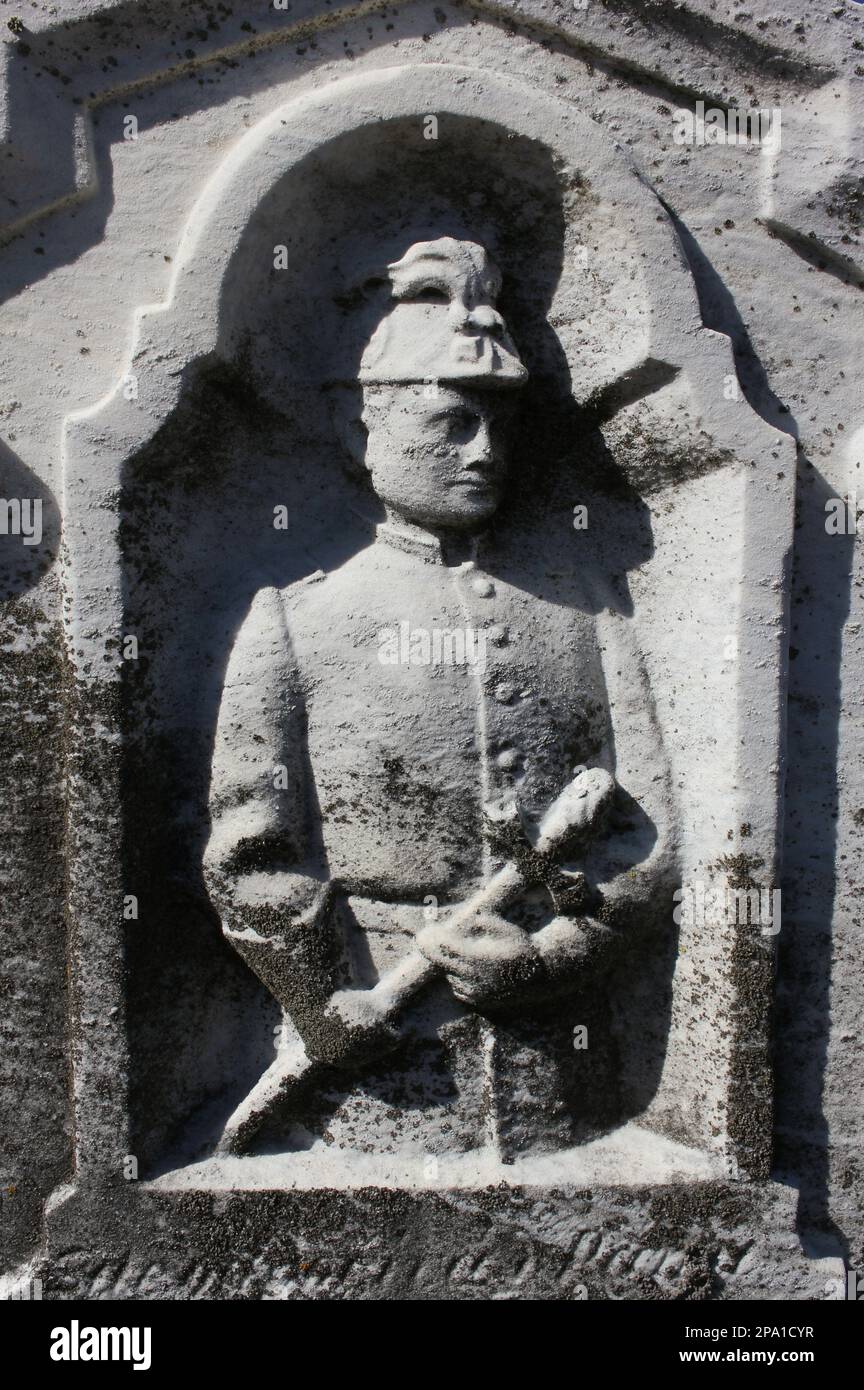Eine in Naturstein geschnitzte Statue eines Bürgerkriegssoldaten, der seine volle formelle Uniform trägt. Stockfoto