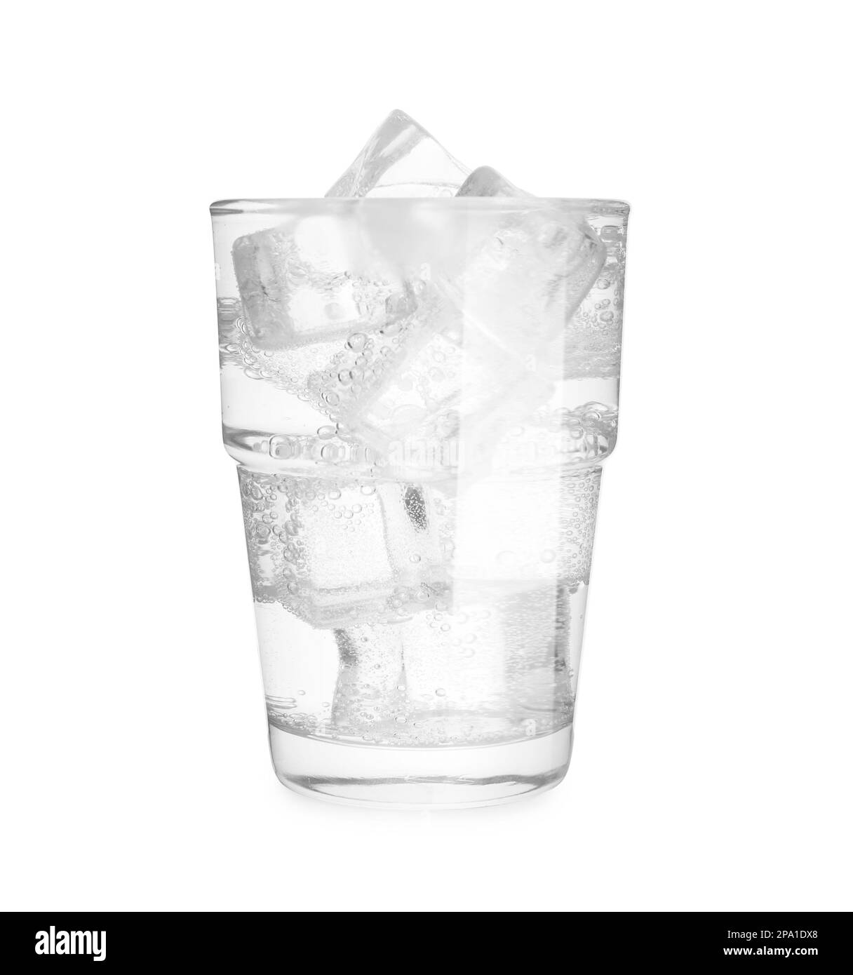 Ein Glas Sodawasser mit Eis auf weiß isoliert Stockfoto