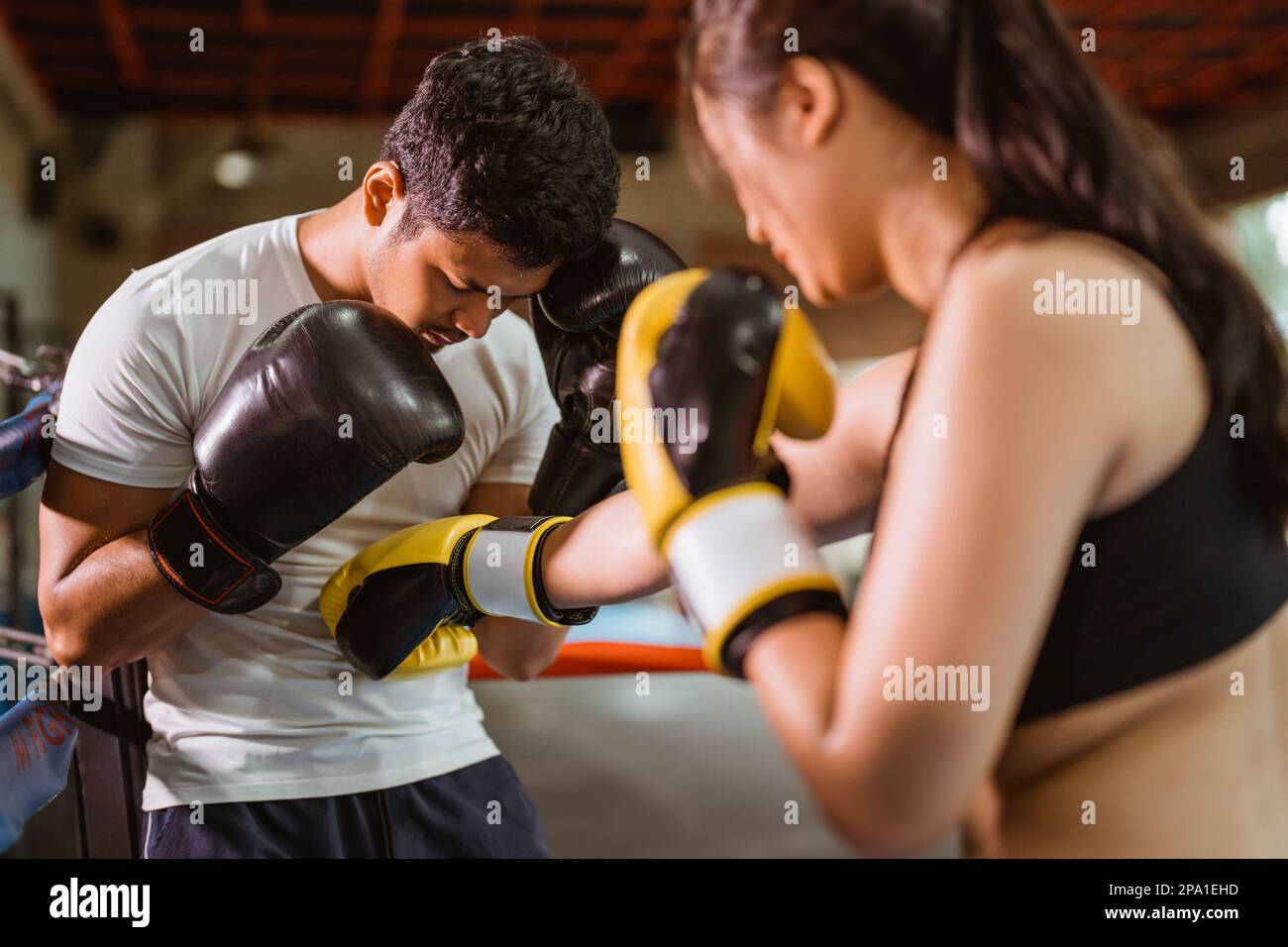 Eine Boxerin, die dem Boxer auf den Bauch schlägt Stockfoto