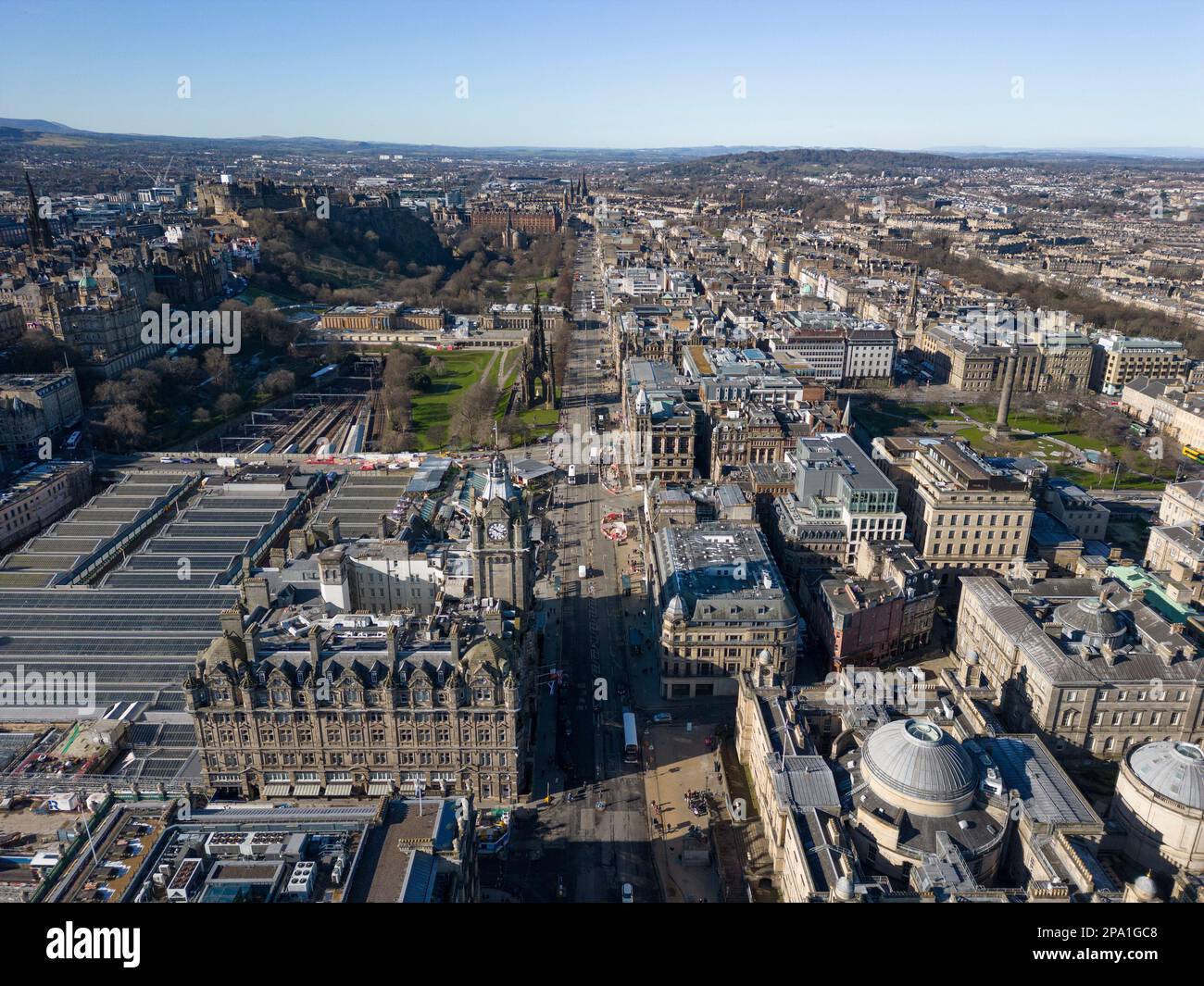 Luftaufnahme der Princes Street und des Stadtzentrums von Edinburgh von der Drohne, Schottland, Großbritannien Stockfoto