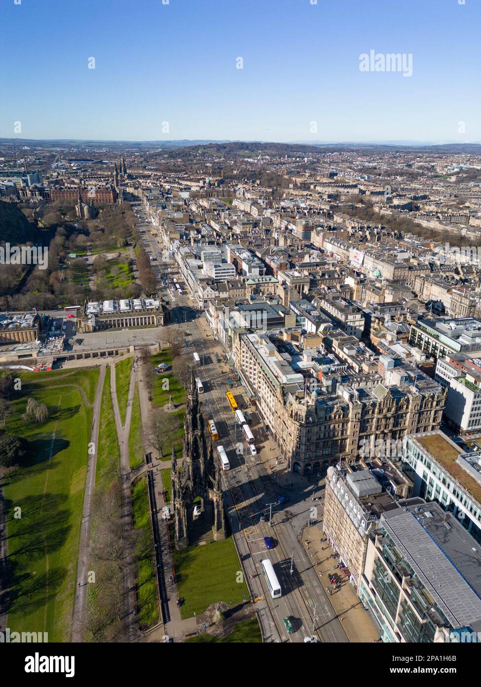 Luftaufnahme des Stadtzentrums von Edinburgh von der Drohne, Schottland, Großbritannien Stockfoto