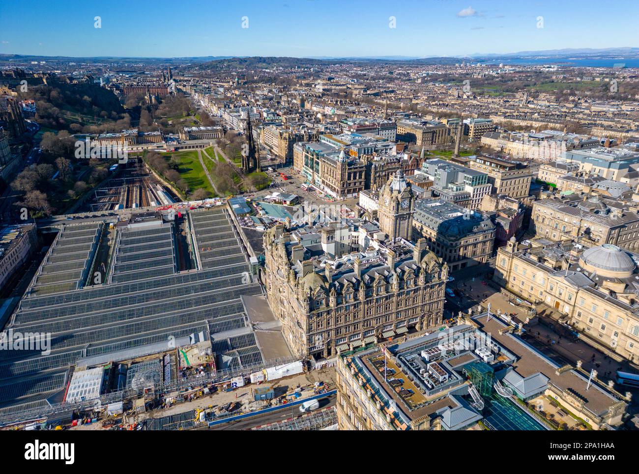 Luftaufnahme des Stadtzentrums von Edinburgh von der Drohne, Schottland, Großbritannien Stockfoto