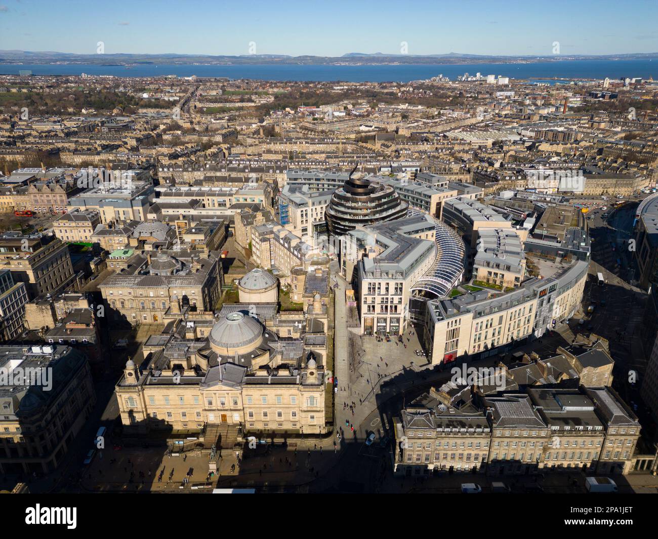 Luftaufnahme des Stadtzentrums von Edinburgh und des St. James Quarter von der Drohne, Schottland, Großbritannien Stockfoto