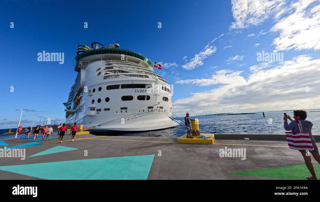 Bahamas - 7. Dezember 2021: Das Independence of the Seas-Schiff in Coco Cay, die private Insel der Royal Caribbean Cruise Lines RCL in der Baha Stockfoto