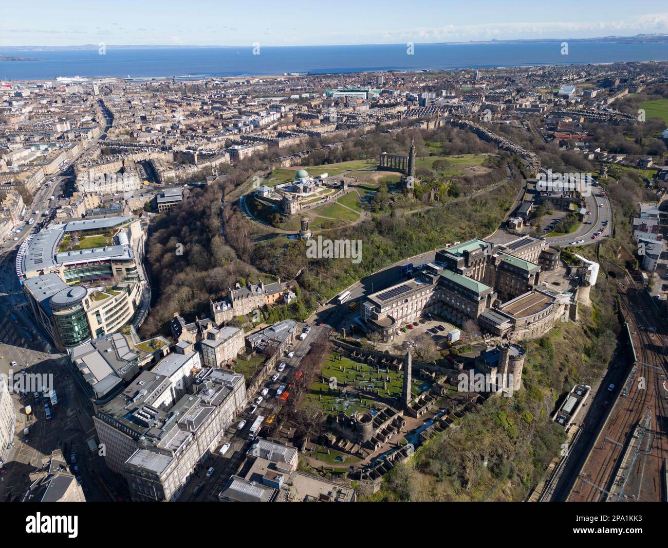 Luftaufnahme von Calton Hill in Edinburgh von der Drohne, Schottland, Großbritannien Stockfoto