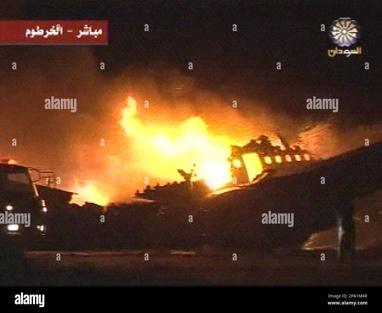 This video frame grab image taken from Sudan TV via AP Television News shows a plane that burst into flames after apparently veering off a runway at an airport in Khartoum, Sudan, Tuesday June 10, 2008. About 200 passengers are thought to have been aboard, but it is unclear how many might be casualties. (AP Photo/Sudan TV via APTN) Stockfoto