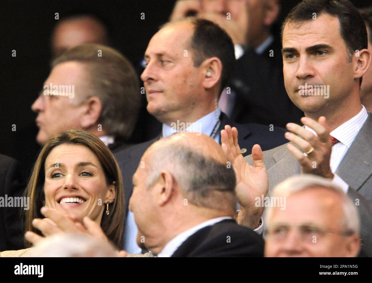 Spanish Crown Prince Felipe, top right, and his wife Princess Letizia, bottom left, follow the group D match between Spain and Russia in Innsbruck, Austria, Tuesday, June 10, 2008, at the Euro 2008 European Soccer Championships in Austria and Switzerland. (AP Photo/Martin Meissner) Stockfoto
