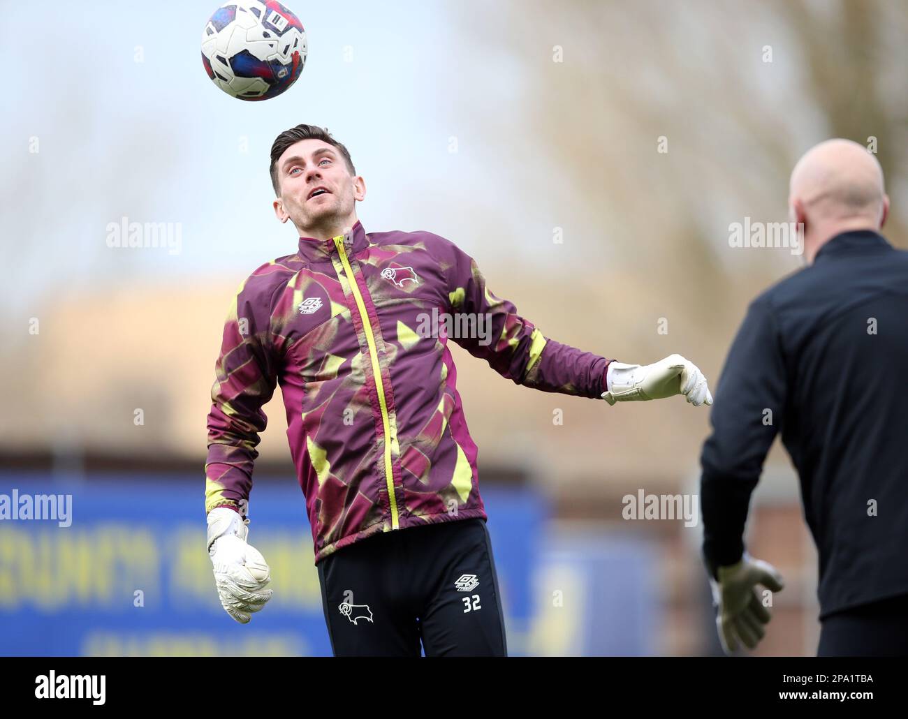 Derby County Torwart Luke McGee wärmt sich vor dem Spiel Sky Bet League