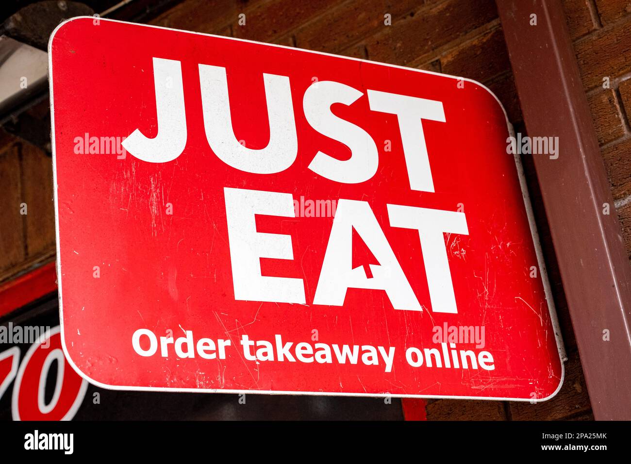 Essen Sie einfach, bestellen Sie online Take-Away-Schild an der Außenseite von Wall UK Stockfoto