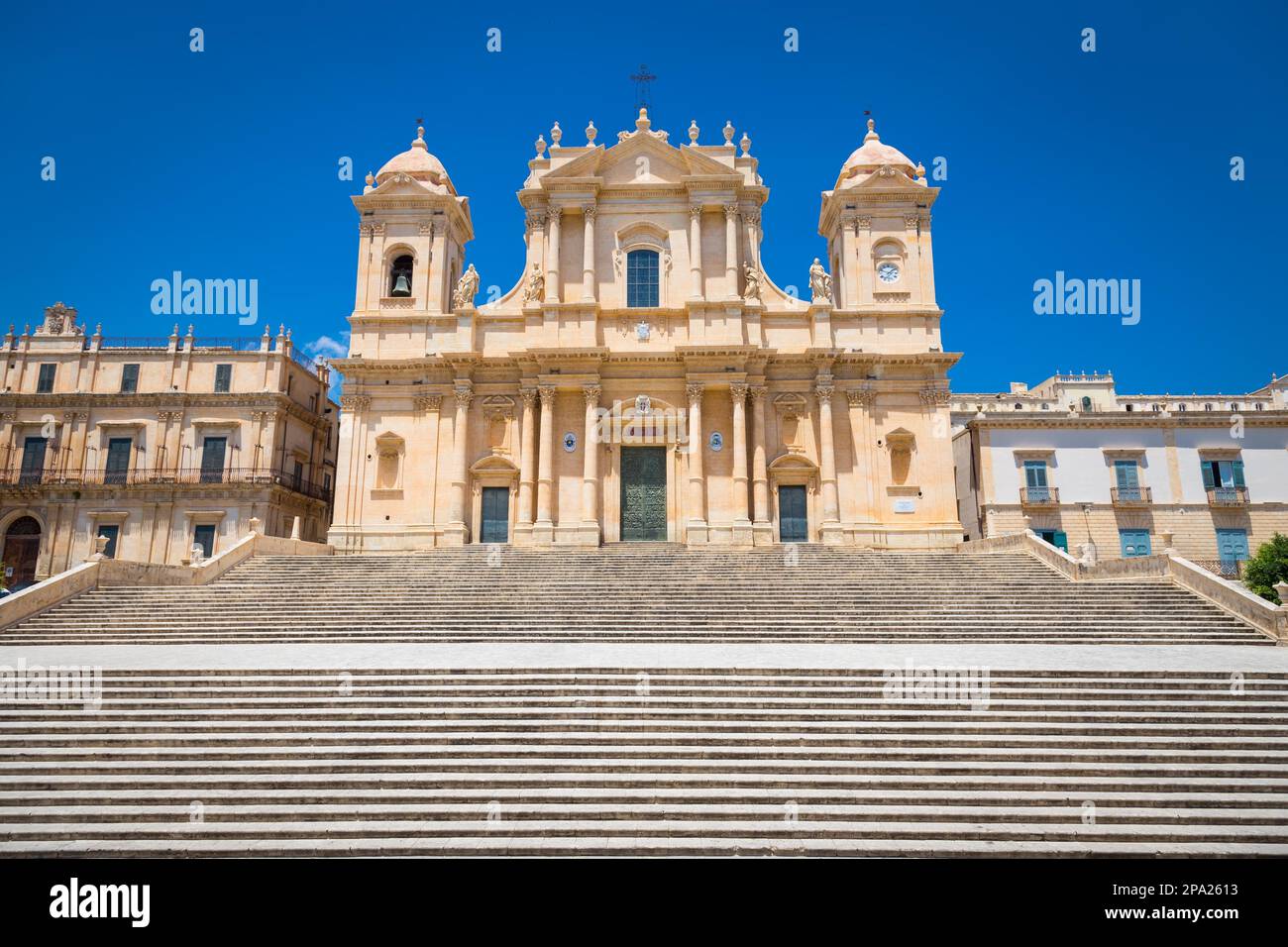 Die wichtigste barocke Kathedrale von Sizilien, San Nicolo, UNESCO-Weltkulturerbe, sonniger Tag Stockfoto