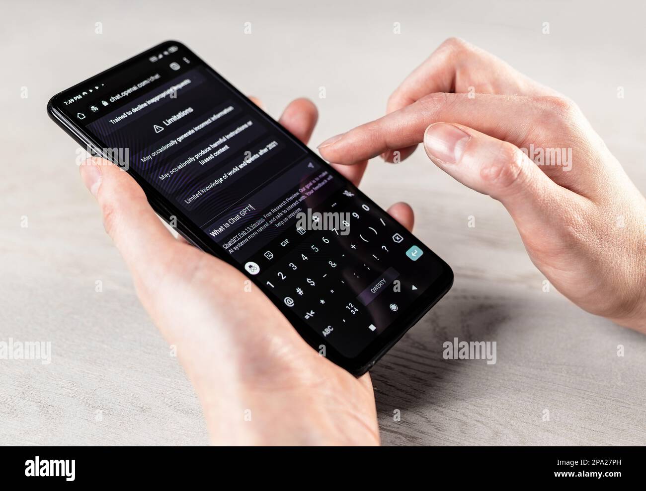 Lodz, Polen März 01 2023 Verwendung von Chat-GPT-bot auf dem Mobiltelefonbildschirm. SMS senden, Fragen stellen, Online-Kommunikation mit KI-Chatbot, Roboterassistent Stockfoto