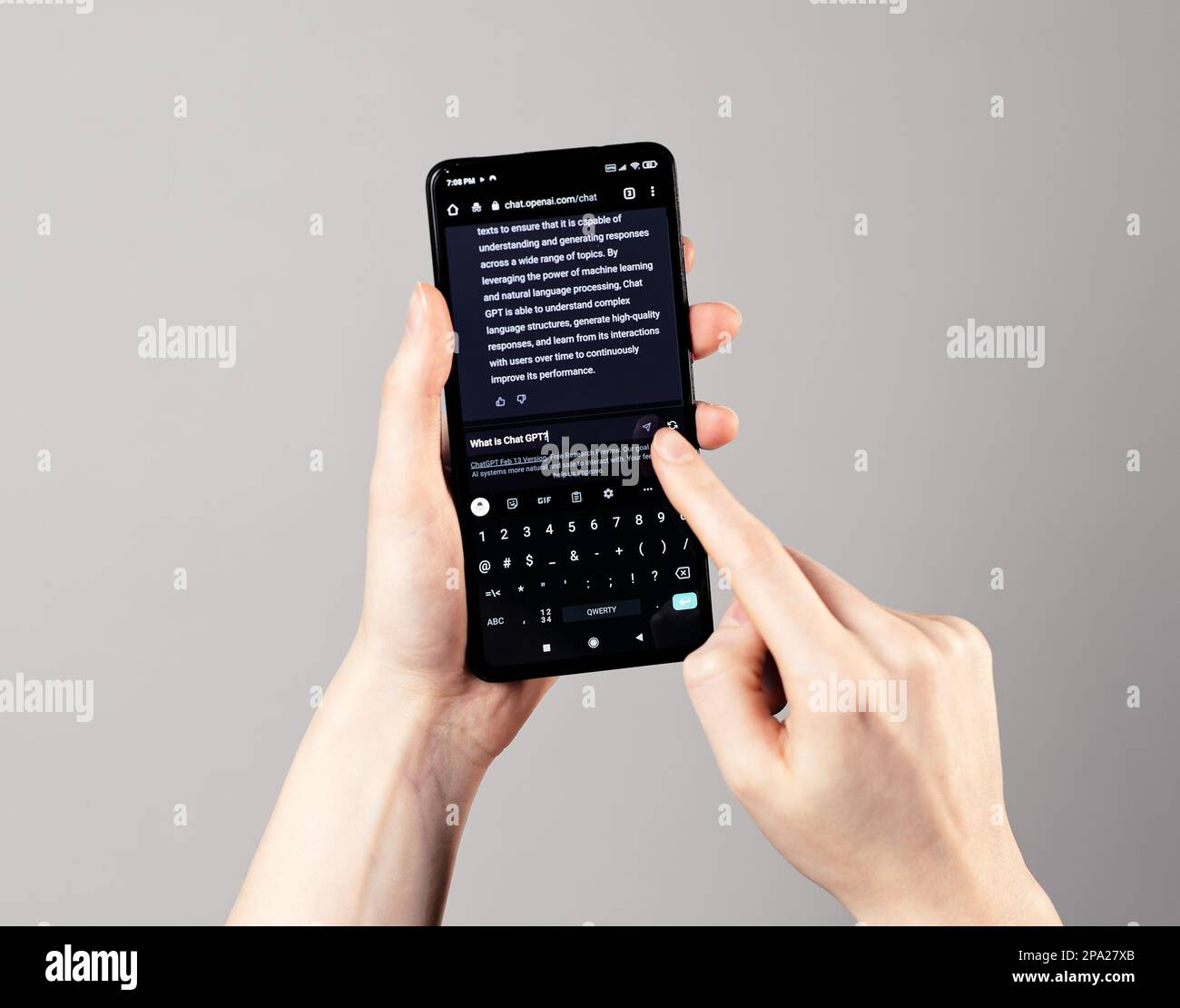 Lodz, Polen, März 01 2023 mit Chat GPT bot auf dem Mobiltelefonbildschirm in der Hand. SMS senden, Fragen stellen, Online-Kommunikation mit KI-Chatbot Stockfoto