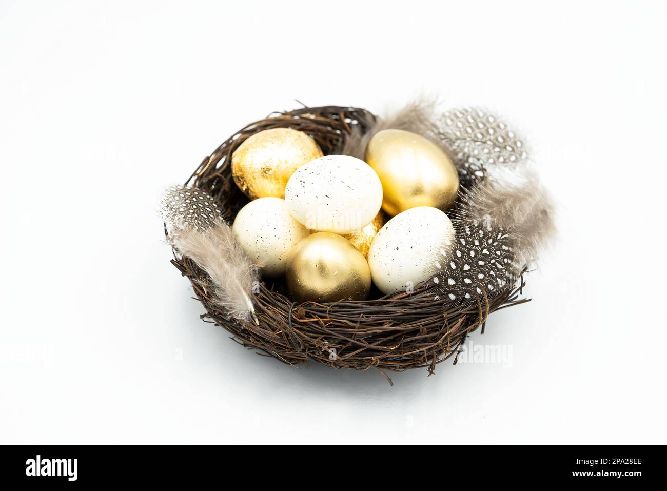 Goldene und schwarze Ostereier, Feder. Stockfoto