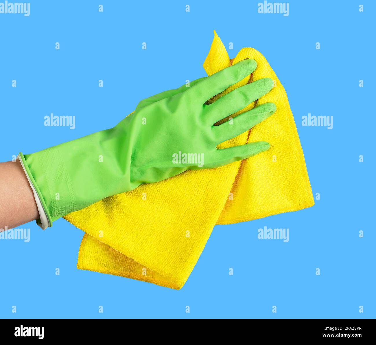 Grüner Handschuh mit Mikrofasertuch, trockene gelbe Faser zum Abwischen von Staub. Stockfoto