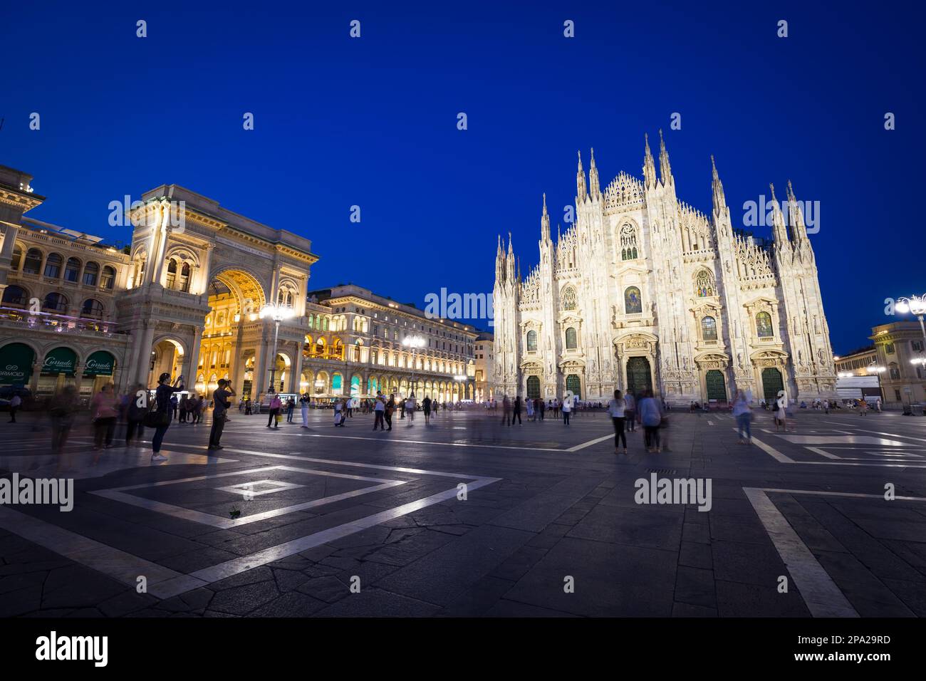 MAILAND, ITALIEN - 28. APRIL 2018: Touristen zur blauen Stunde machen Fotos auf dem Domplatz, dem wichtigsten Wahrzeichen der Stadt Stockfoto