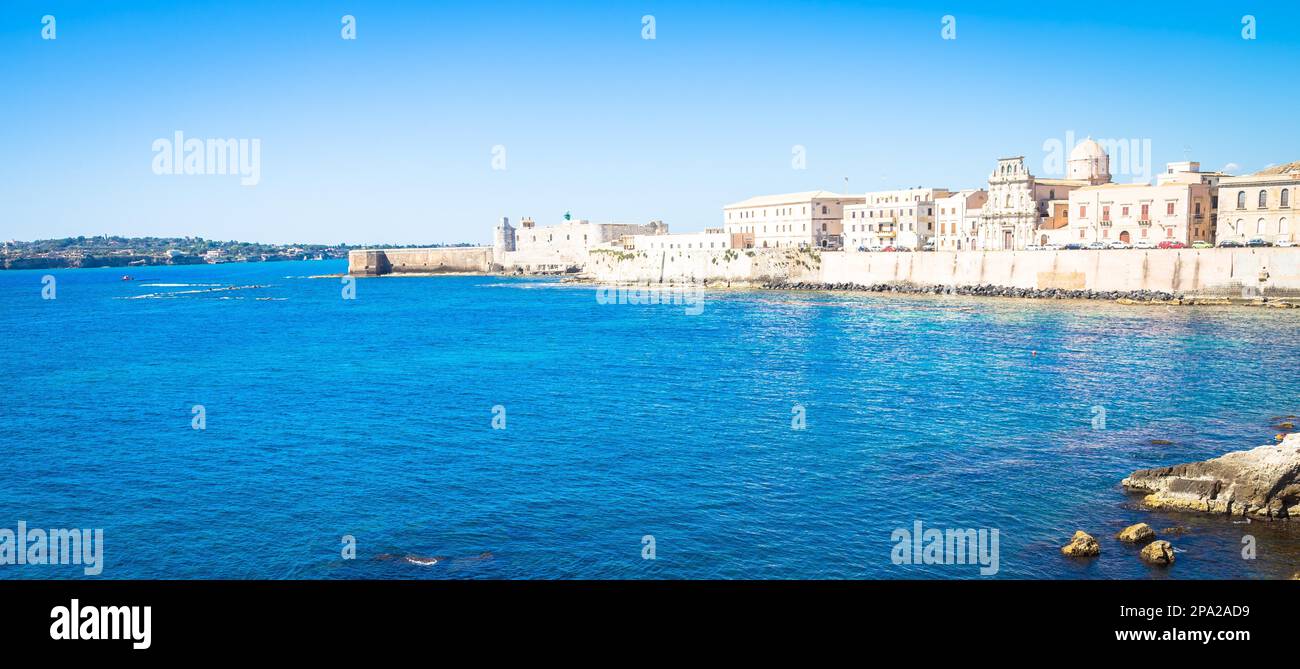 SYRACUSE, ITALIEN - 18. MAI 2018: Blick auf die Ortigia Gegend, Downtown von Syracuse, Sizilien, zu Beginn der Sommersaison Stockfoto