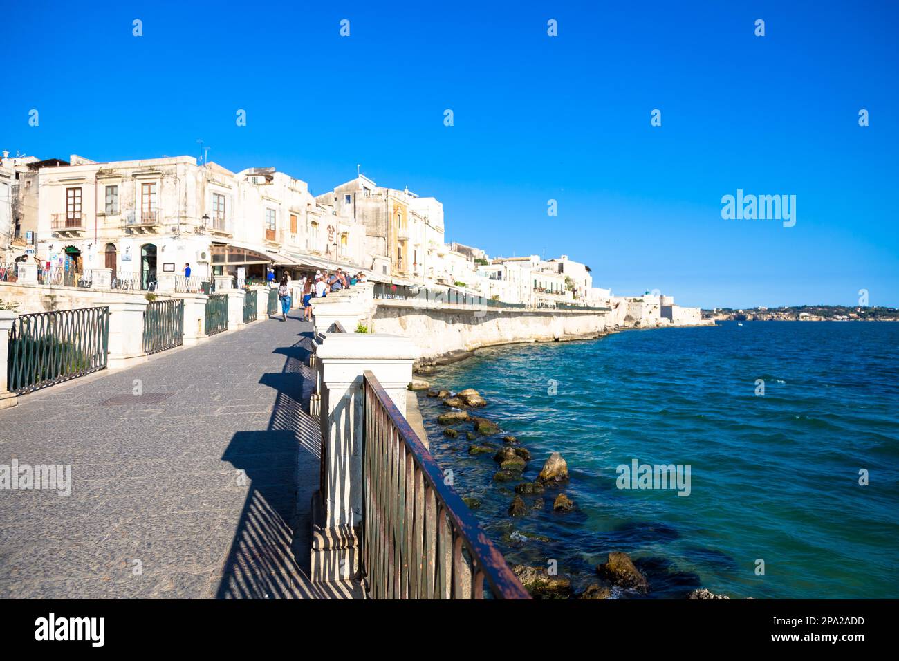 SYRACUSE, ITALIEN - 18. MAI 2018: Blick auf die Ortigia Gegend, Downtown von Syracuse, Sizilien, zu Beginn der Sommersaison Stockfoto